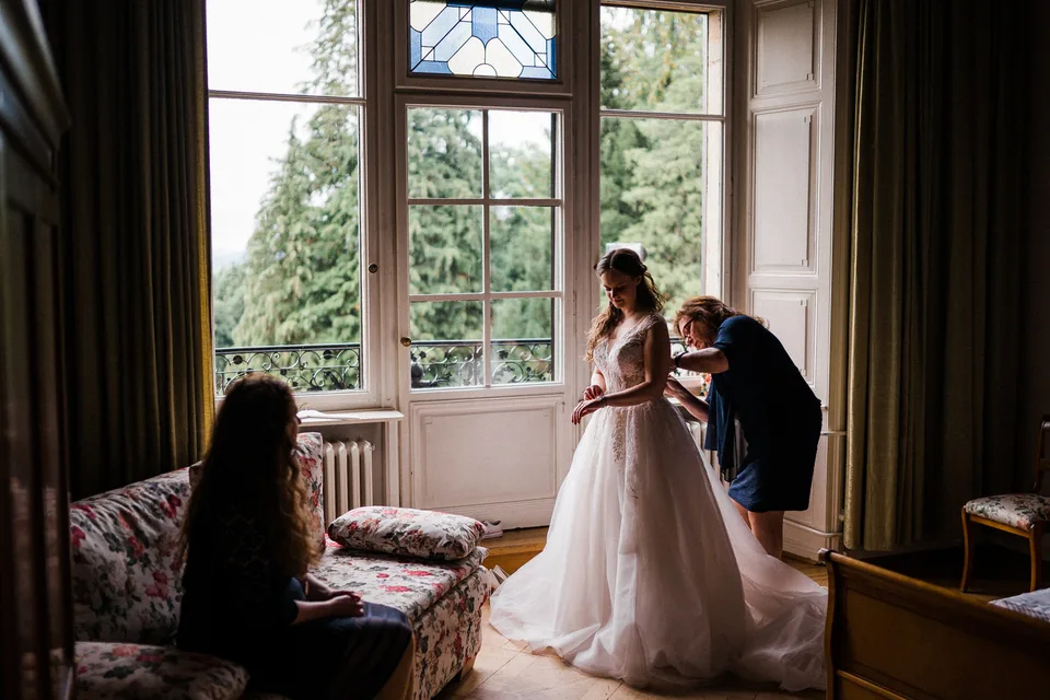Ruhiger Moment während der Vorbereitung am Hochzeitstag