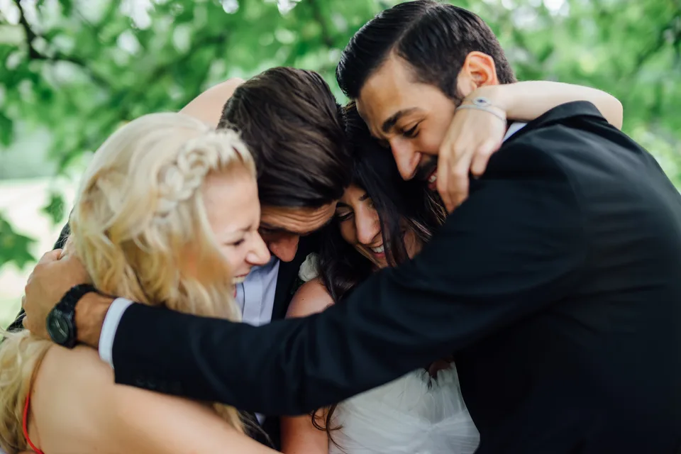 Emotionale Umarmung während einer Hochzeit